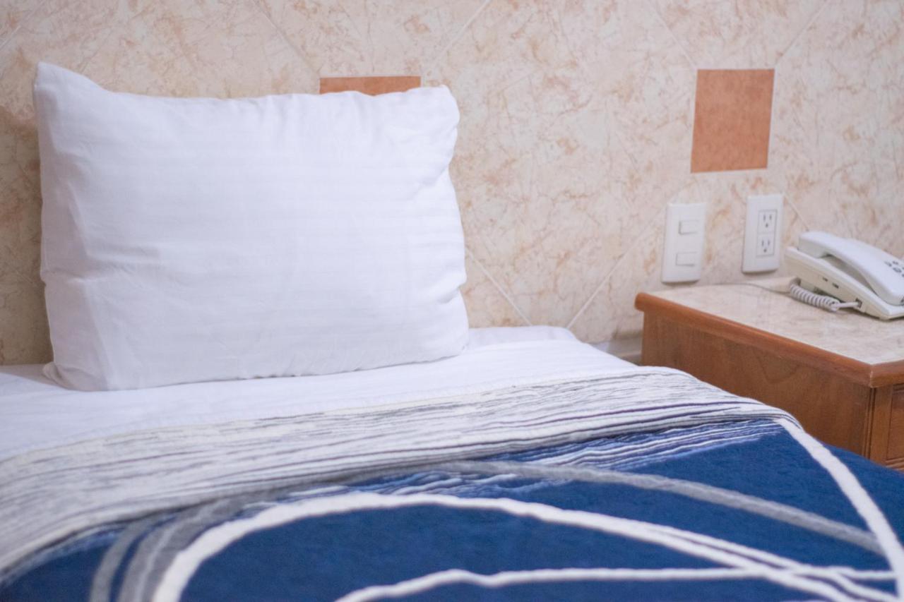Hotel Niza Zona Piel 레온 외부 사진