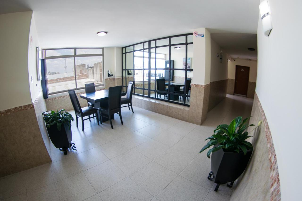 Hotel Niza Zona Piel 레온 외부 사진