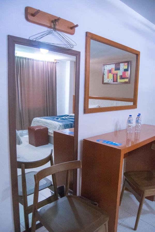 Hotel Niza Zona Piel 레온 외부 사진