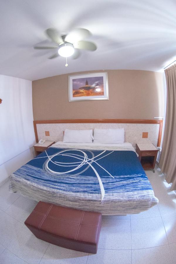 Hotel Niza Zona Piel 레온 외부 사진