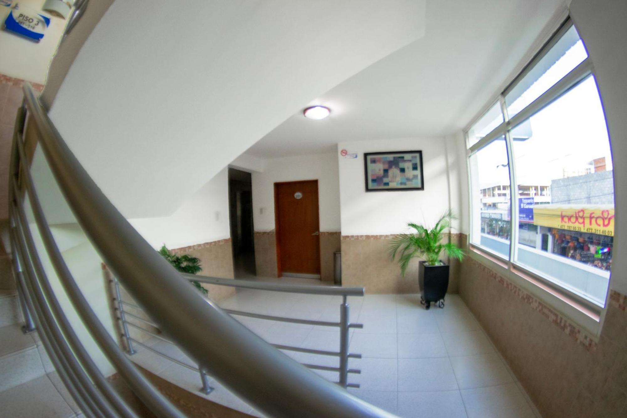 Hotel Niza Zona Piel 레온 외부 사진